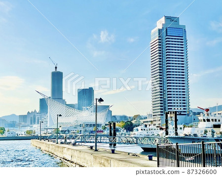 整修中的神戶港塔和碼頭景觀 <兵庫/神戶> 87326600