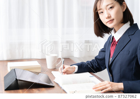 用電子課本學習的高中女生 87327062