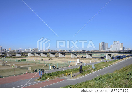 Skyscrapers of Mt. Fuji and Musashi Kosugi overlooking the Tama River Gas Bridge Green Area Skyscrapers of Mt. Fuji and Musashi Kosugi overlooking the Tama River Gas Bridge Green Area 87327372