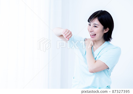做娛樂和有趣體操的看護婦女 做娛樂和有趣體操的看護婦女 87327395
