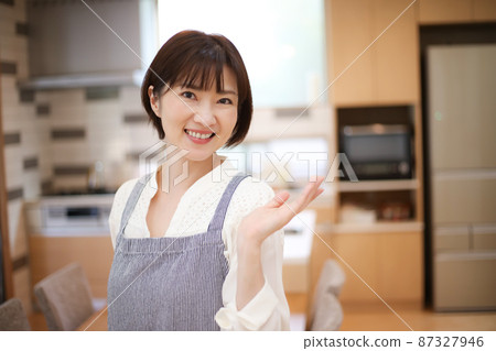 一個女人帶著微笑 一個女人帶著微笑 87327946