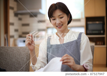 女人縫抹布 87327947