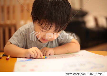 男孩繪圖 男孩繪圖 87327950