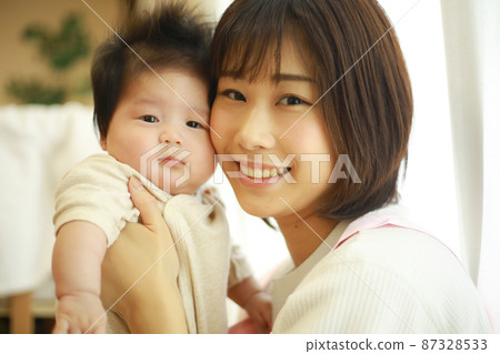 嬰兒和托兒所老師的形象 嬰兒和托兒所老師的形象 87328533