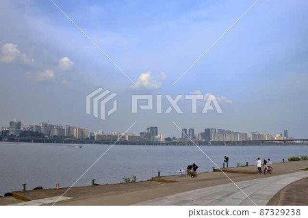 在汝矣島漢江公園享受休閒的人們 在汝矣島漢江公園享受休閒的人們 87329238