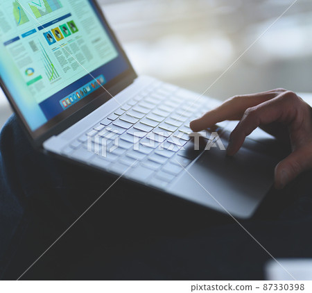 laptop, using laptop, pc 87330398