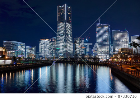 橫濱港未來在聖誕節的夜景 橫濱港未來在聖誕節的夜景 87330716