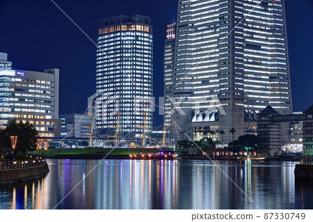 橫濱港未來在聖誕節的夜景 橫濱港未來在聖誕節的夜景 87330749