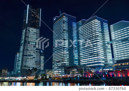 Night view of Yokohama Minatomirai in Christmas season 87330768