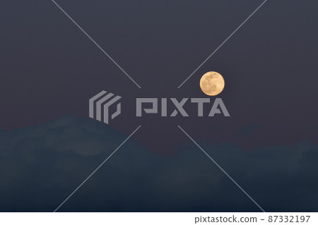 Hakushu-cho, Hokuto-shi, moon age 14.9 small Mochizuki in the sunset clouds 87332197