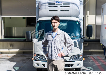 Worker standing in front of the truck 87332356