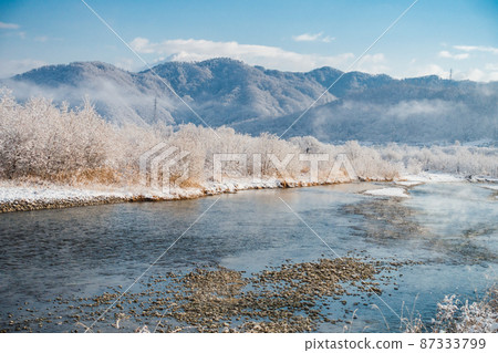 白雪皚皚的高瀨川[安曇野市] 87333799