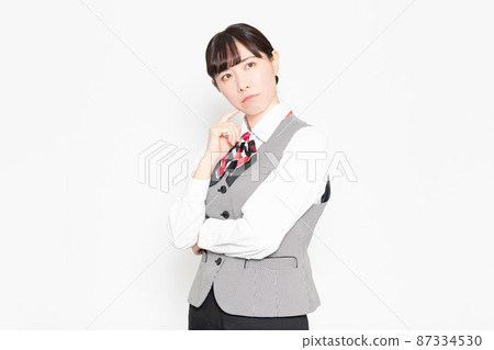 一位身著制服的女商人站在白色背景前 87334530