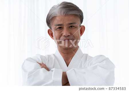 穿著狗狗的中年男性武術家 87334583