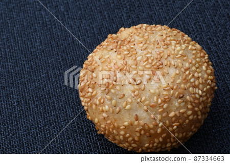 黑色背景芝麻球 87334663