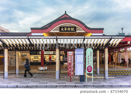 [九州/太宰府] 太宰府站前，是唐葉府傳統屋頂建築的現代設計。 87334670