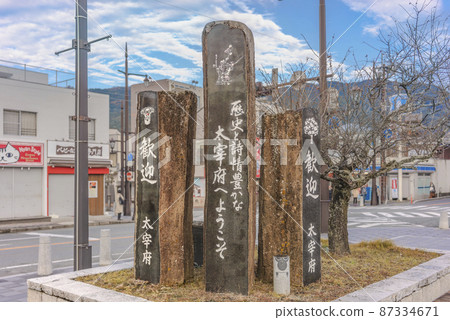 [九州/太宰府] 太宰府站前的廣場上矗立著刻有“歡迎來到歷史和詩意豐富的太宰府”的石碑。 87334671