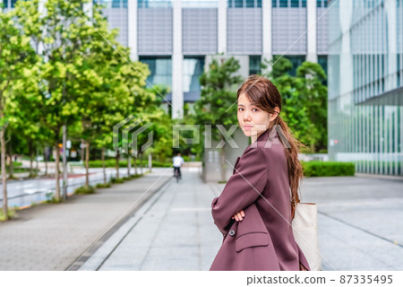 A business woman who turns around with a serious expression 87335495