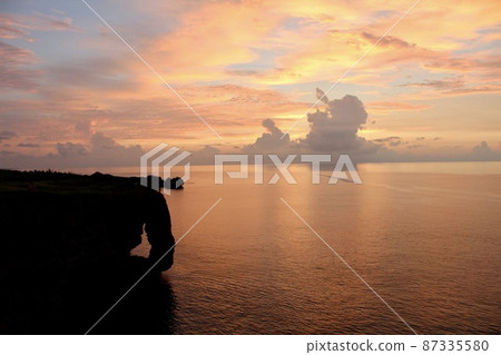 [沖繩] 照亮萬座毛和大海的夕陽 87335580