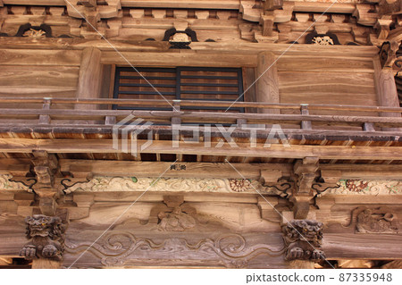 The gate of Kaizenji Temple in Futamatao, Ome City, where the grain of the fabric is beautiful The gate of Kaizenji Temple in Futamatao, Ome City, where the grain of the fabric is beautiful 87335948