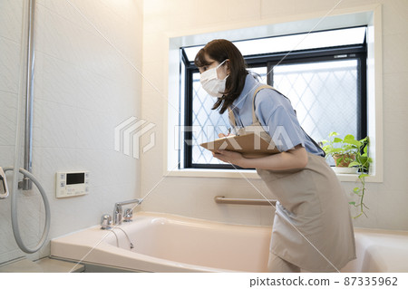 女工清潔浴室後檢查 女工清潔浴室後檢查 87335962