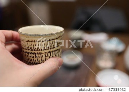 在酒館喝酒 在酒館喝酒 87335982