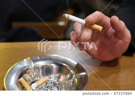 手指間夾著一根香煙 手指間夾著一根香煙 87335984