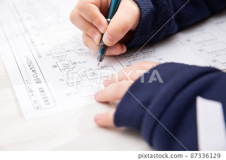 Hands to practice kanji study 87336129
