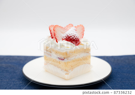 Strawberry shortcake on a round plate Strawberry shortcake on a round plate 87336232