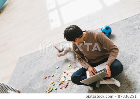 爸爸在家工作，同時照顧孩子 87336251