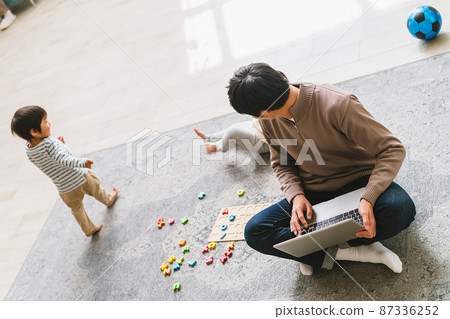 爸爸在家工作，同時照顧孩子 87336252