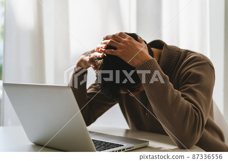 在家工作的男士 87336556