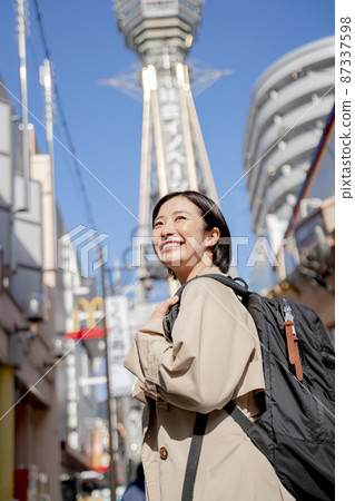 Tsutenkaku Shinsekai, a woman sightseeing in Osaka 87337598