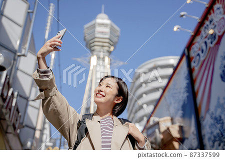 Tsutenkaku Shinsekai, a woman sightseeing in Osaka 87337599