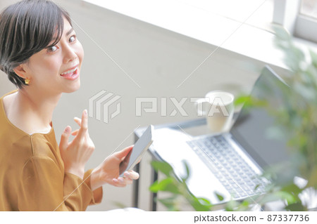 鳥瞰圖_女商人用智能手機抬起臉 1 87337736