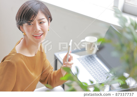 鳥瞰圖_用智能手機回首的女商人 1 87337737