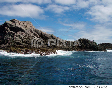 A photograph of the fishing seat of the rocky shore "Ishitorine" off the coast of Minamiizu, a mecca for rocky fishing, taken from the top of the boat toward the island. A photograph of the fishing seat of the rocky shore "Ishitorine" off the coast of Minamiizu, a mecca for rocky fishing, taken from the top of the boat toward the island. 87337849