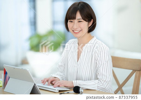 女性遠程辦公遠程辦公個人計算機 女性遠程辦公遠程辦公個人計算機 87337955