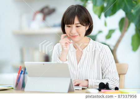 女性遠程辦公遠程辦公個人計算機 女性遠程辦公遠程辦公個人計算機 87337956