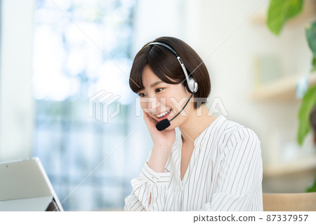 女性遠程辦公遠程辦公個人計算機在線會議 女性遠程辦公遠程辦公個人計算機在線會議 87337957