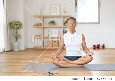 做在線瑜伽的老人 87338494