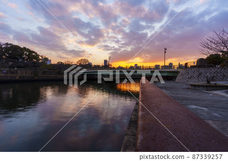 A wonderful evening view from around Shinshigino Bridge in Osaka, the winter sky 87339257