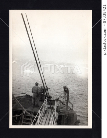 In 1939, a valuable historical photograph of the bow of a whaling ship, a gunner aiming at a whale in the North Pacific. 87339421