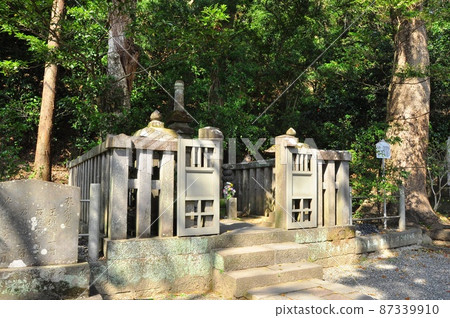 Kamakura City, Minamoto's Grave and Fresh Green Kamakura City, Minamoto's Grave and Fresh Green 87339910