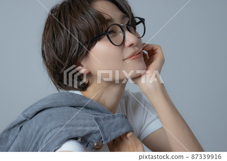 短頭髮的女人 87339916