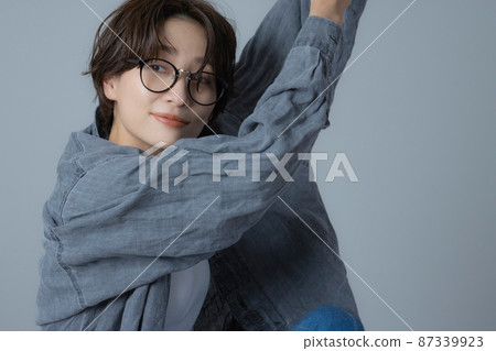 短頭髮的女人 87339923