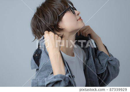 短頭髮的女人 87339929