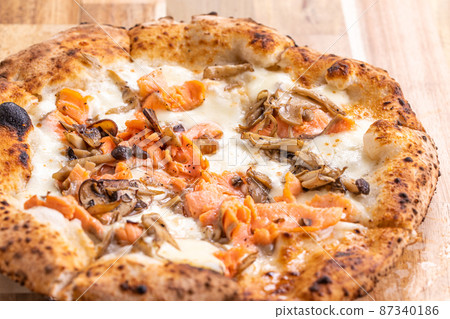 這比薩餅配鮭魚比薩 87340186