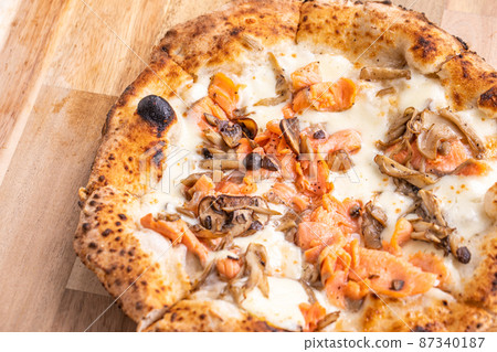 這比薩餅配鮭魚比薩 87340187