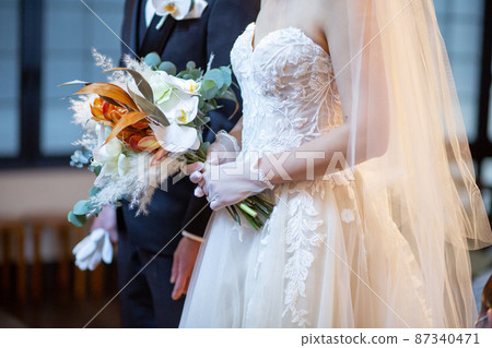 拿著花束的新娘和新郎 拿著花束的新娘和新郎 87340471